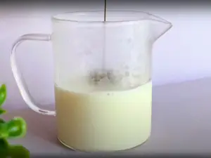 How to Make a Perfect Spanish Latte - Step 3 – Heat And Froth The Milk