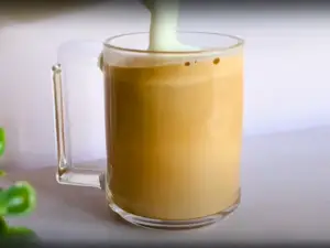 How to Make a Perfect Spanish Latte - Step 4 – Combine And Garnish