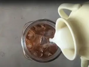 Step-by-step Instructions For Making An Iced Mochaccino - Add Milk And Ice